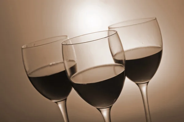 Tre bicchieri con vino rosso — Foto Stock