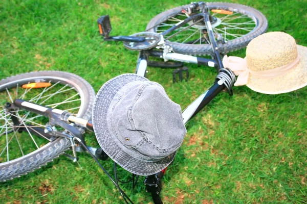 Cykel och hattar — Stockfoto