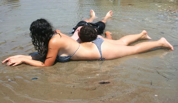 Подростки отдыхают на пляже — стоковое фото