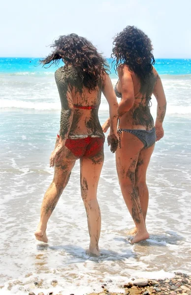 Грязные девчонки на пляже — стоковое фото