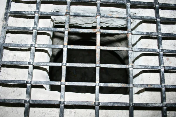 Клетка в замке Колосси — стоковое фото