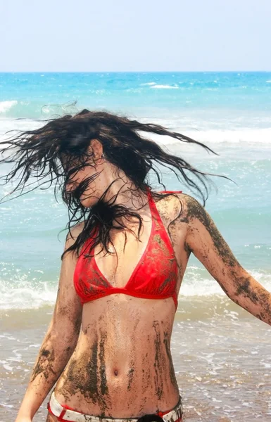 Smutsig flicka på stranden — Stockfoto