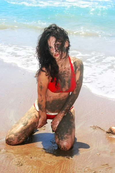 Брудна дівчина на пляжі — стокове фото