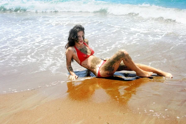 Piszkos lány a strandon — Stock Fotó