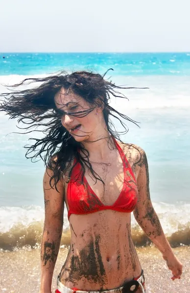 Smutsig flicka på stranden — Stockfoto