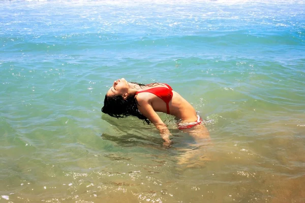 Bruneete menina no mar — Fotografia de Stock