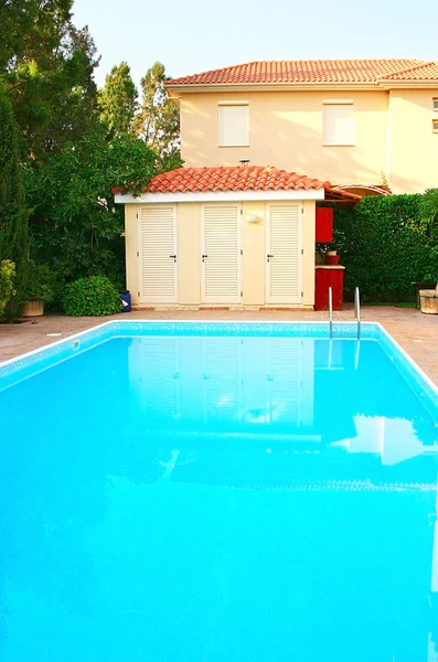 Casa e piscina — Foto Stock
