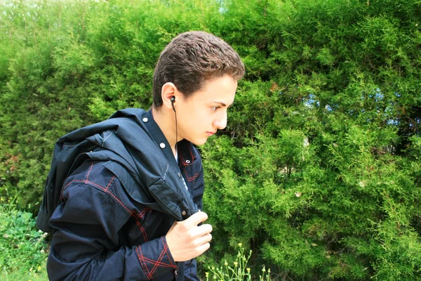 10 代の耳の電話 — ストック写真