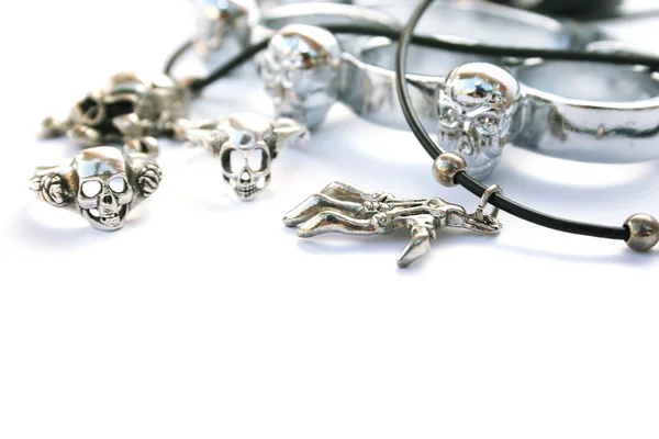 Mão de esqueleto, anéis de crânio, kastet — Fotografia de Stock
