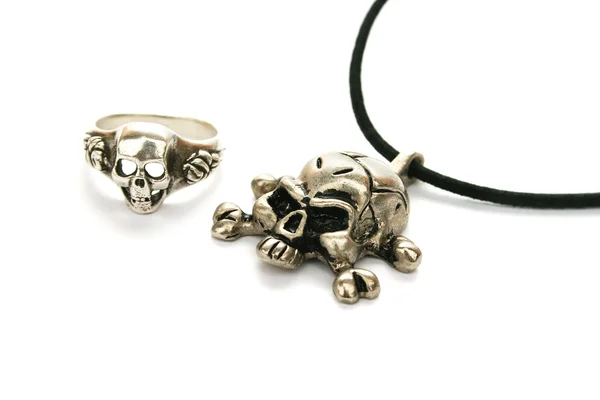 Ожерелье с черепом и кольцо — стоковое фото