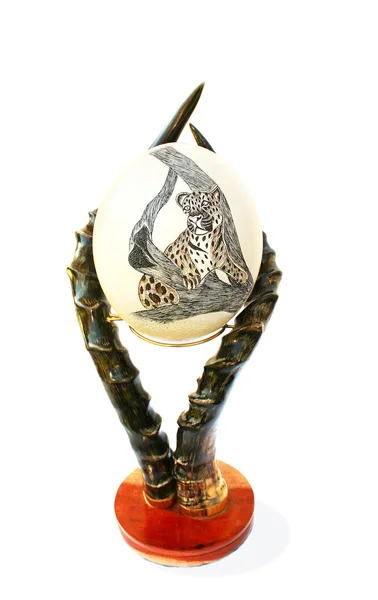 Картина страусиное яйцо на рогах стенд — стоковое фото