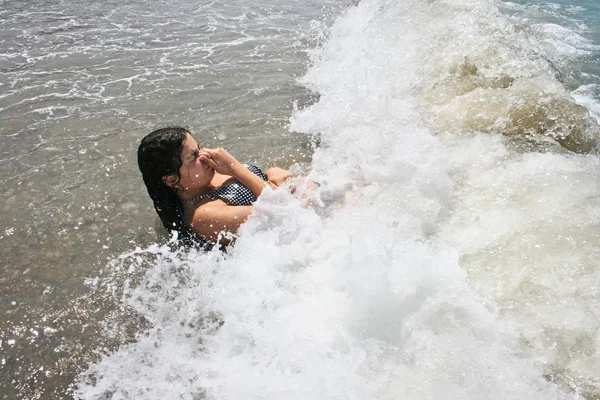 Μελαχρινή κοπέλα στη θάλασσα — Φωτογραφία Αρχείου