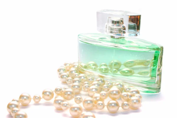 Perfumy i naszyjnik — Zdjęcie stockowe