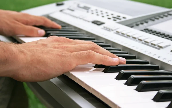 Keyboard player — Stock Photo, Image