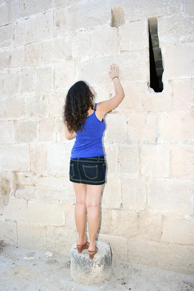 Chica morena en el castillo Kolossi — Foto de Stock