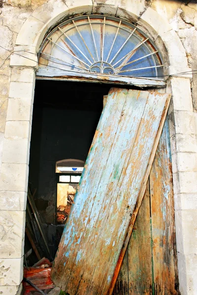 Velha porta quebrada — Fotografia de Stock