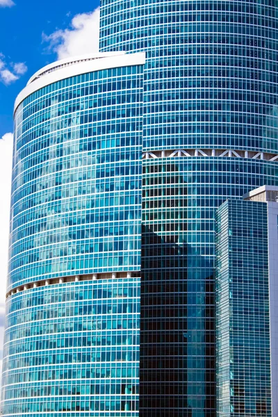 Hohe blaue Wolkenkratzer — Stockfoto