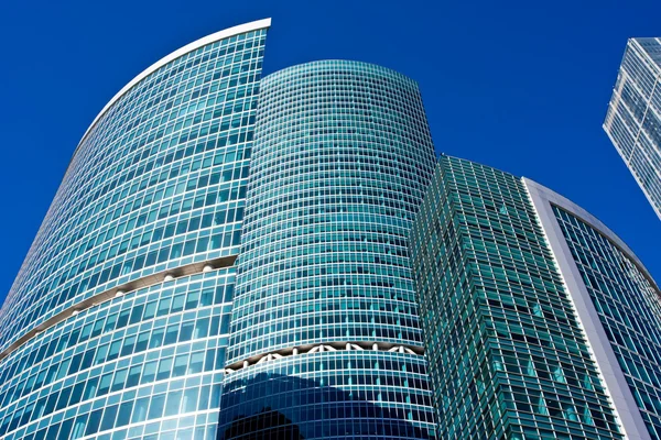 摩天大楼在蓝蓝的天空下 — 图库照片
