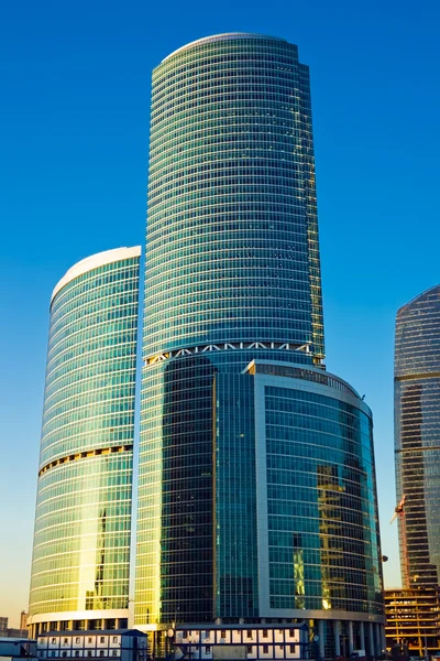 Vysoké mrakodrapy při západu slunce — Stock fotografie