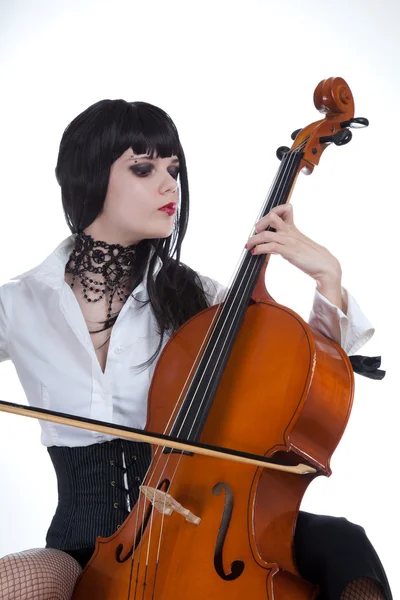 Atraktivní dívka hraje violoncello — Stock fotografie