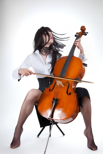 Sensuele meisje spelen van cello en bewegen haar haren — Stockfoto