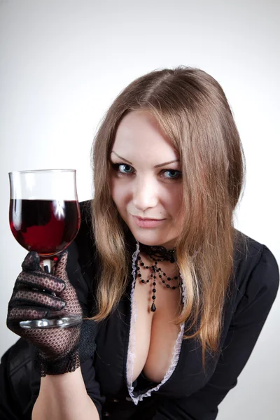 Чуттєва жінка з келихом вина — стокове фото