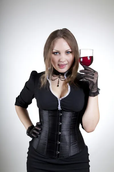 Привлекательная женщина пробует красное вино — стоковое фото