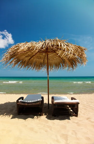 Płótnie krzesła na tropikalnej plaży — Zdjęcie stockowe