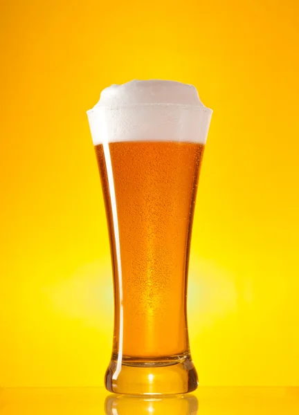 Γεμάτο ποτήρι μπύρα με αφρό — Φωτογραφία Αρχείου