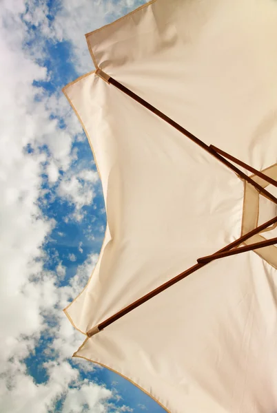 Vista de baixo ângulo de guarda-chuva de praia branco — Fotografia de Stock