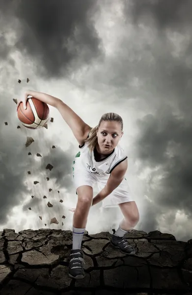 Basketball player running on grungy surface — Stock Photo, Image