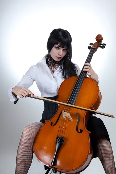 年轻女子演奏大提琴 — 图库照片