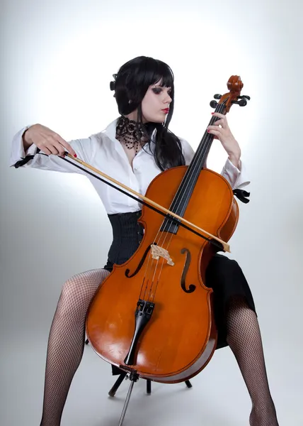 Menina romântica tocando violoncelo — Fotografia de Stock