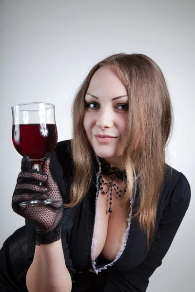 ワインのガラスを持つ魅力的な女性 — ストック写真