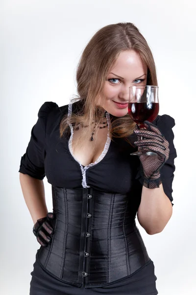 Усміхнена жінка з червоним вином — стокове фото