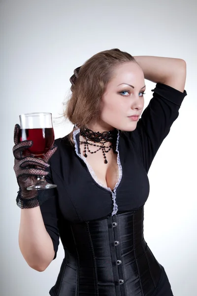 Jovem sensual com vinho tinto — Fotografia de Stock