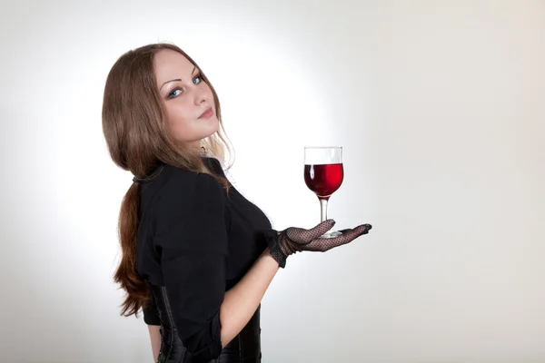 Donna sensuale che tiene un bicchiere di vino — Foto Stock