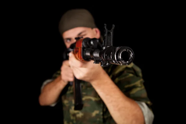 Junger Soldat in Uniform mit Gewehr — Stockfoto