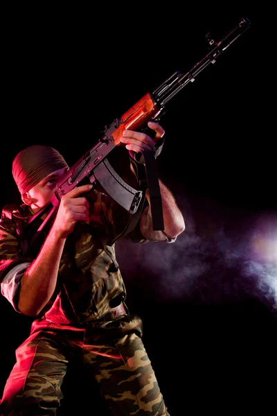 Солдат в форме с винтовкой — стоковое фото