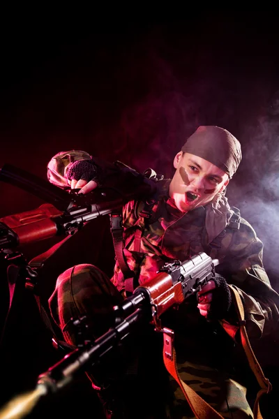 Schreiender Soldat schießt auf seine Feinde — Stockfoto
