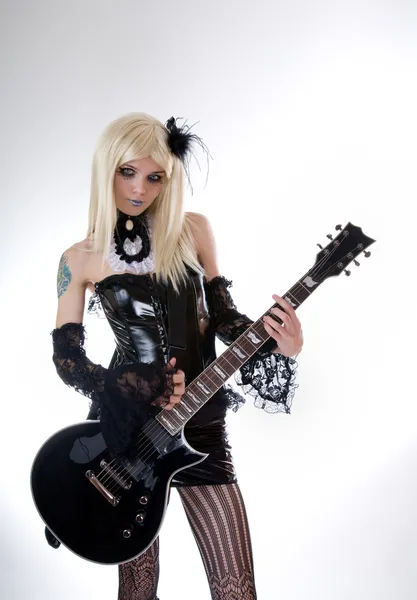 Сексуальная готическая девушка с гитарой — стоковое фото