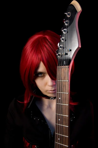 Redhead gotische meisje met gitaar — Stockfoto