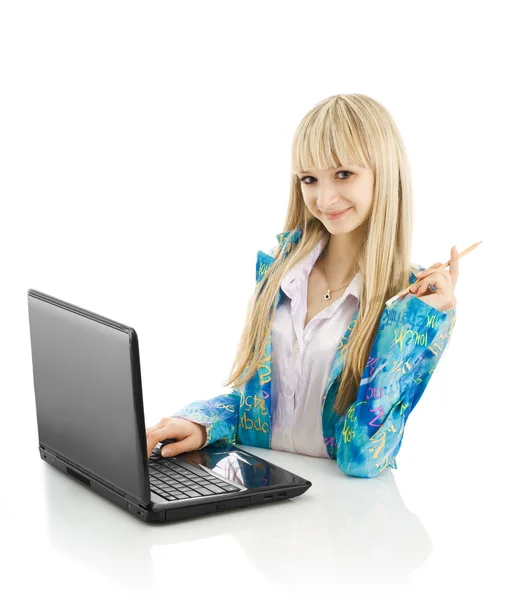 金发年轻女孩用的笔记本电脑 — 图库照片