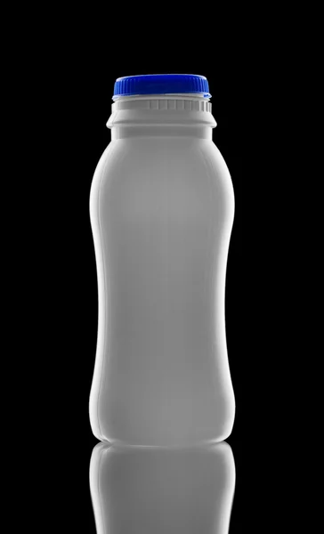 Botella sobre un fondo aislado balack — Foto de Stock
