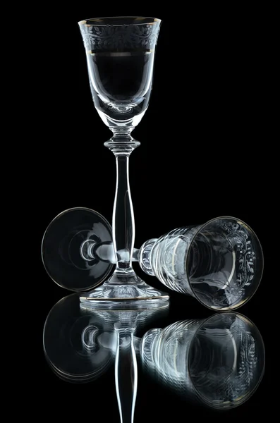 Samenstelling van twee lege wineglases — Stockfoto