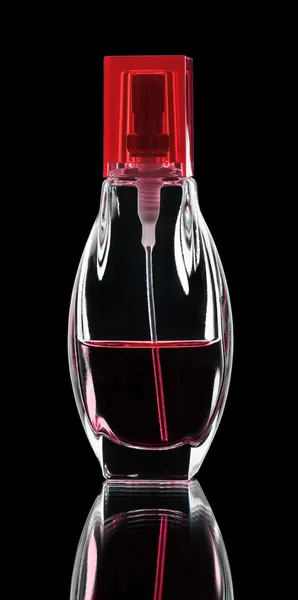 Butelka perfum na czarnym tle — Zdjęcie stockowe