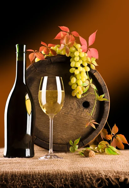 Bodegón de vino barril de vidrio uva — Foto de Stock