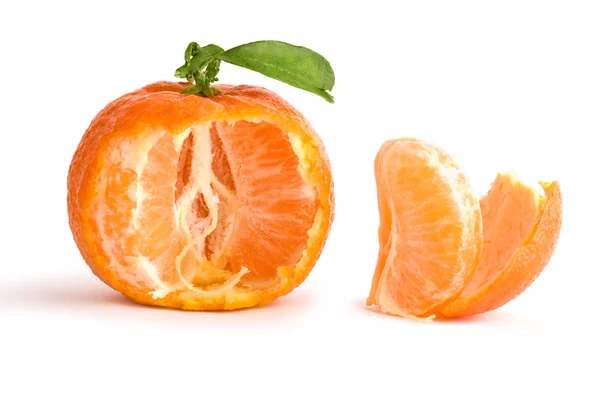 A tangerina aberta com folha isolada — Fotografia de Stock