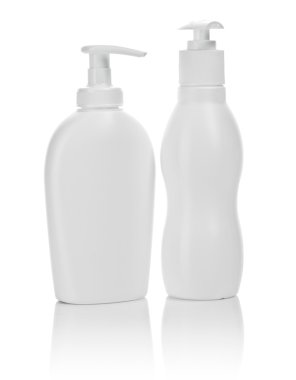 iki beyaz cosmetical şişe izole