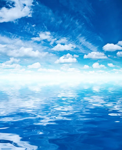 Cielo azul y agua — Foto de Stock